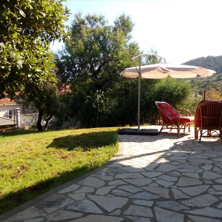 Ferienhaus Comfy House With Private Garden & View, Near Castle Kyparissia