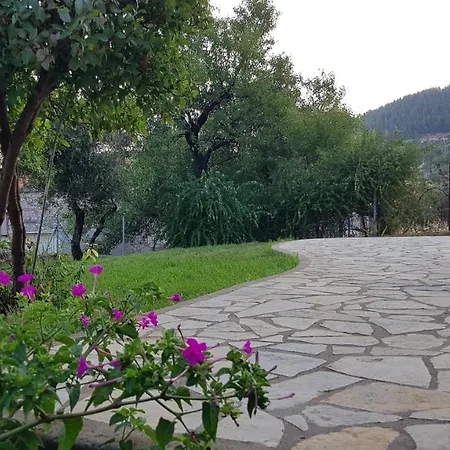 Comfy House With Private Garden & View, Near Castle