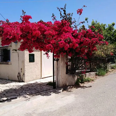 Comfy House With Private Garden & View, Near Castle Kyparissia