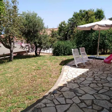 Comfy House With Private Garden & View, Near Castle