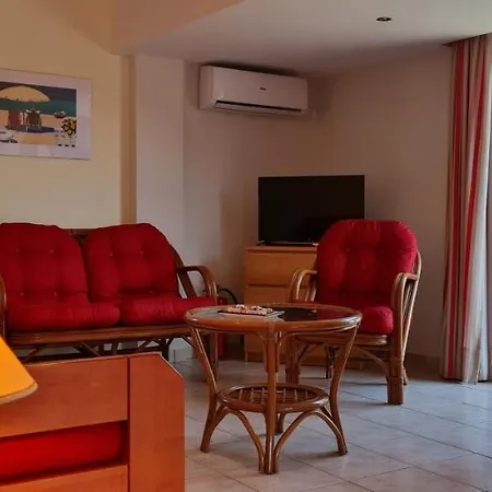 Comfy House With Private Garden & View, Near Castle