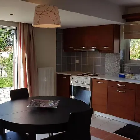 Comfy House With Private Garden & View, Near Castle Ferienhaus *